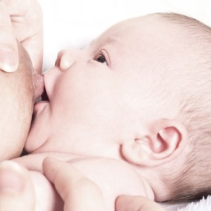 Baby trinkt Muttermilch quadratisch