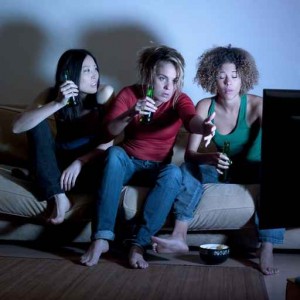femmes saoules regardant le téléviseur